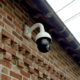 Installation de caméra de surveillance en extérieur